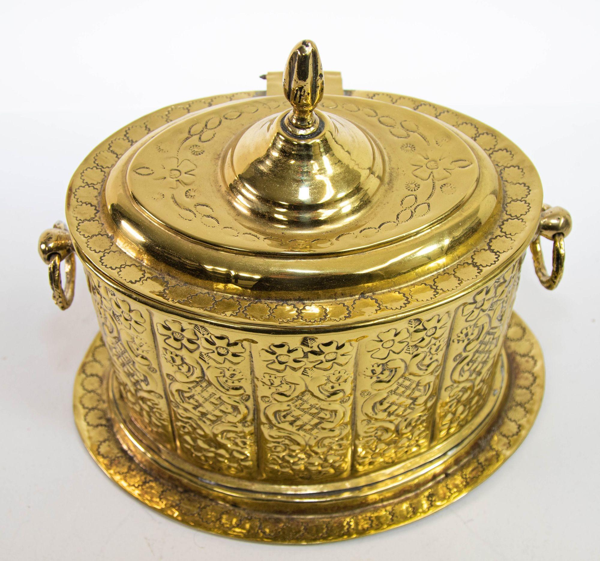 Antique Moroccan Polished Gold Brass Tea Canister Box.
Antique Moroccan hand-hammered tea caddy box constructed of solid brass and silver.
Exhibiting an intricate Arabesque design and ornate hand-engraved details.
1940s Antique Moroccan Silver