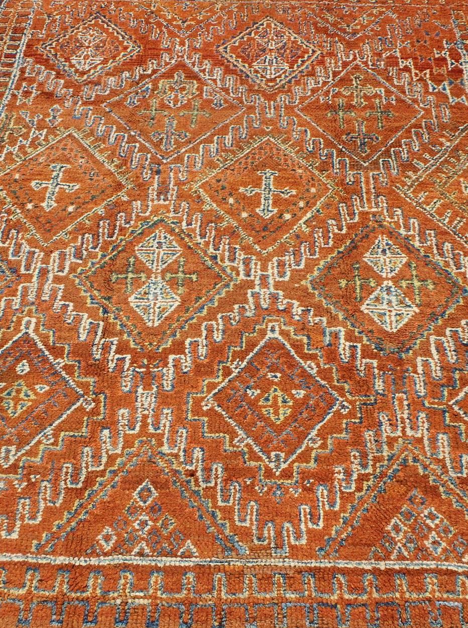 Antiker marokkanischer Teppich mit Diamanten und geometrischen Geometrien  in Braun, Rot, Orange, Grün im Angebot 3