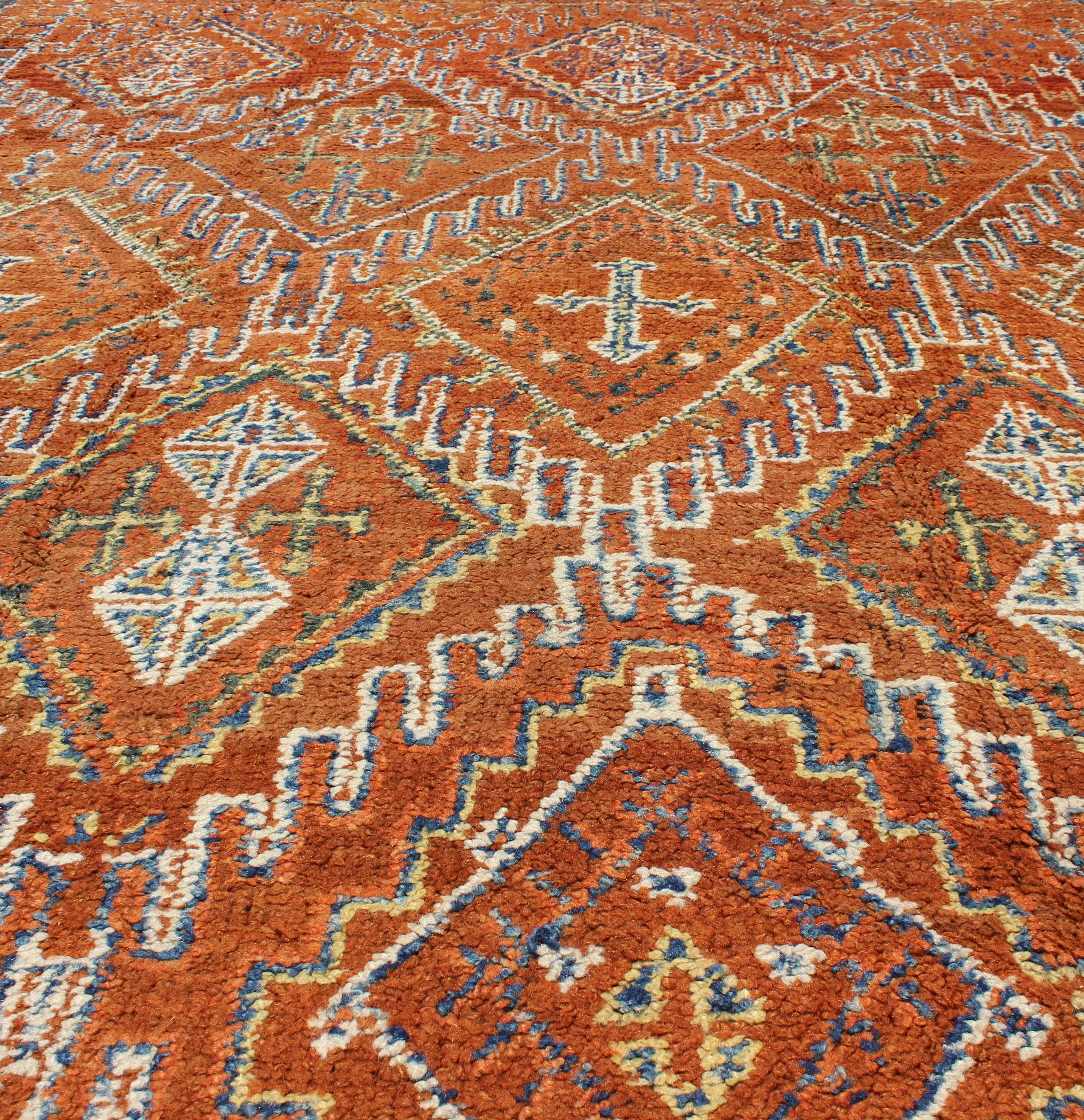 Antiker marokkanischer Teppich mit Diamanten und geometrischen Geometrien  in Braun, Rot, Orange, Grün im Angebot 4