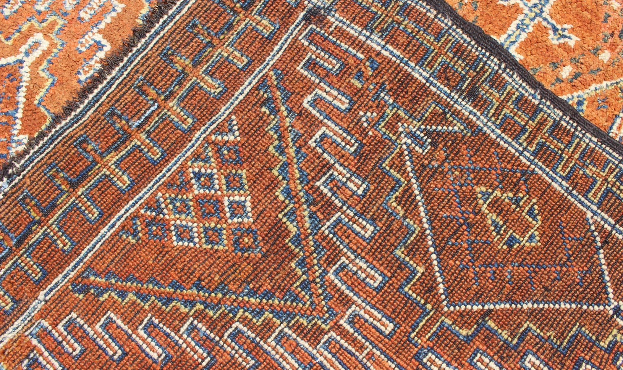 Antiker marokkanischer Teppich mit Diamanten und geometrischen Geometrien  in Braun, Rot, Orange, Grün im Angebot 5
