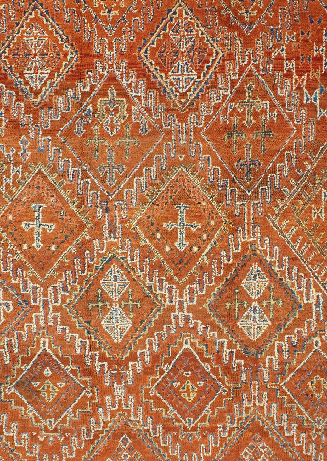 Antiker marokkanischer Teppich mit Diamanten und geometrischen Geometrien  in Braun, Rot, Orange, Grün (Stammeskunst) im Angebot