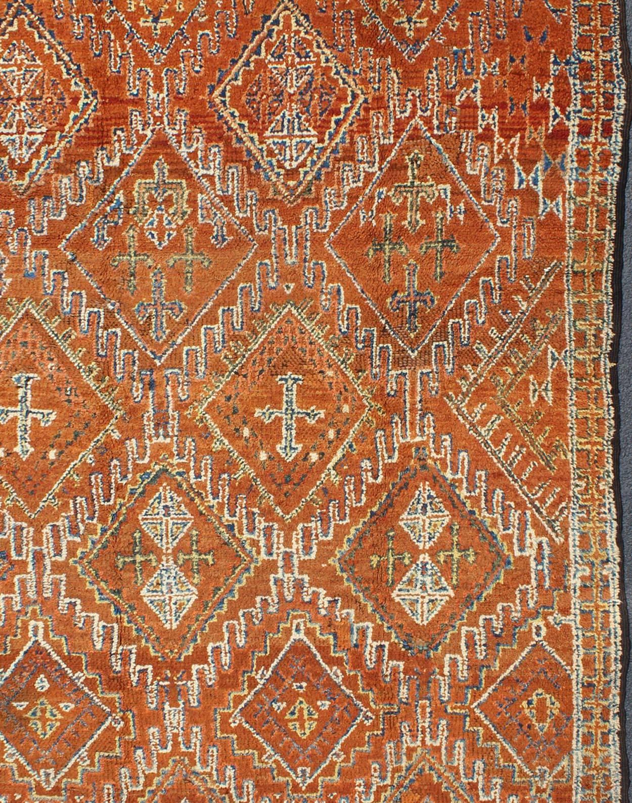 Antiker marokkanischer Teppich mit Diamanten und geometrischen Geometrien  in Braun, Rot, Orange, Grün (Marokkanisch) im Angebot