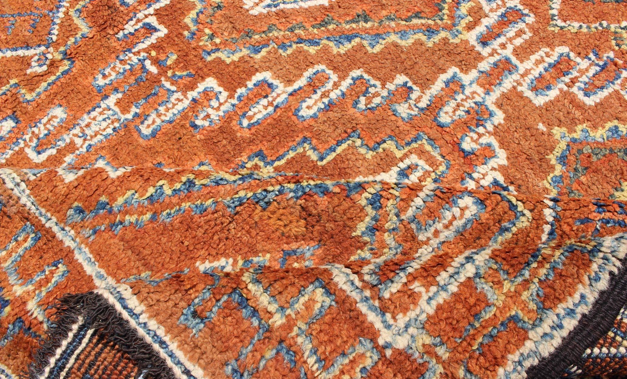 Antiker marokkanischer Teppich mit Diamanten und geometrischen Geometrien  in Braun, Rot, Orange, Grün im Zustand „Hervorragend“ im Angebot in Atlanta, GA