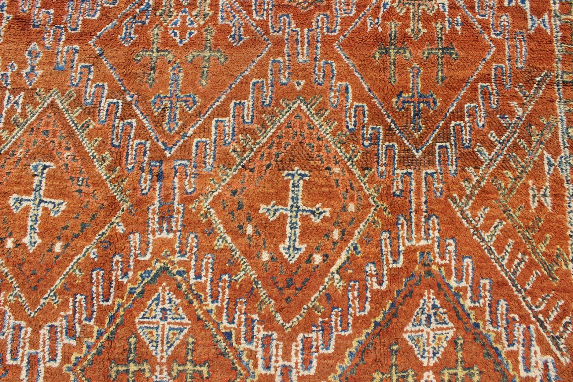 Antiker marokkanischer Teppich mit Diamanten und geometrischen Geometrien  in Braun, Rot, Orange, Grün (20. Jahrhundert) im Angebot