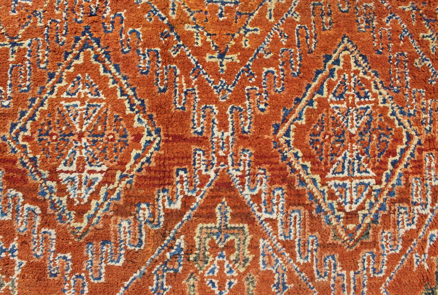 Antiker marokkanischer Teppich mit Diamanten und geometrischen Geometrien  in Braun, Rot, Orange, Grün (Wolle) im Angebot