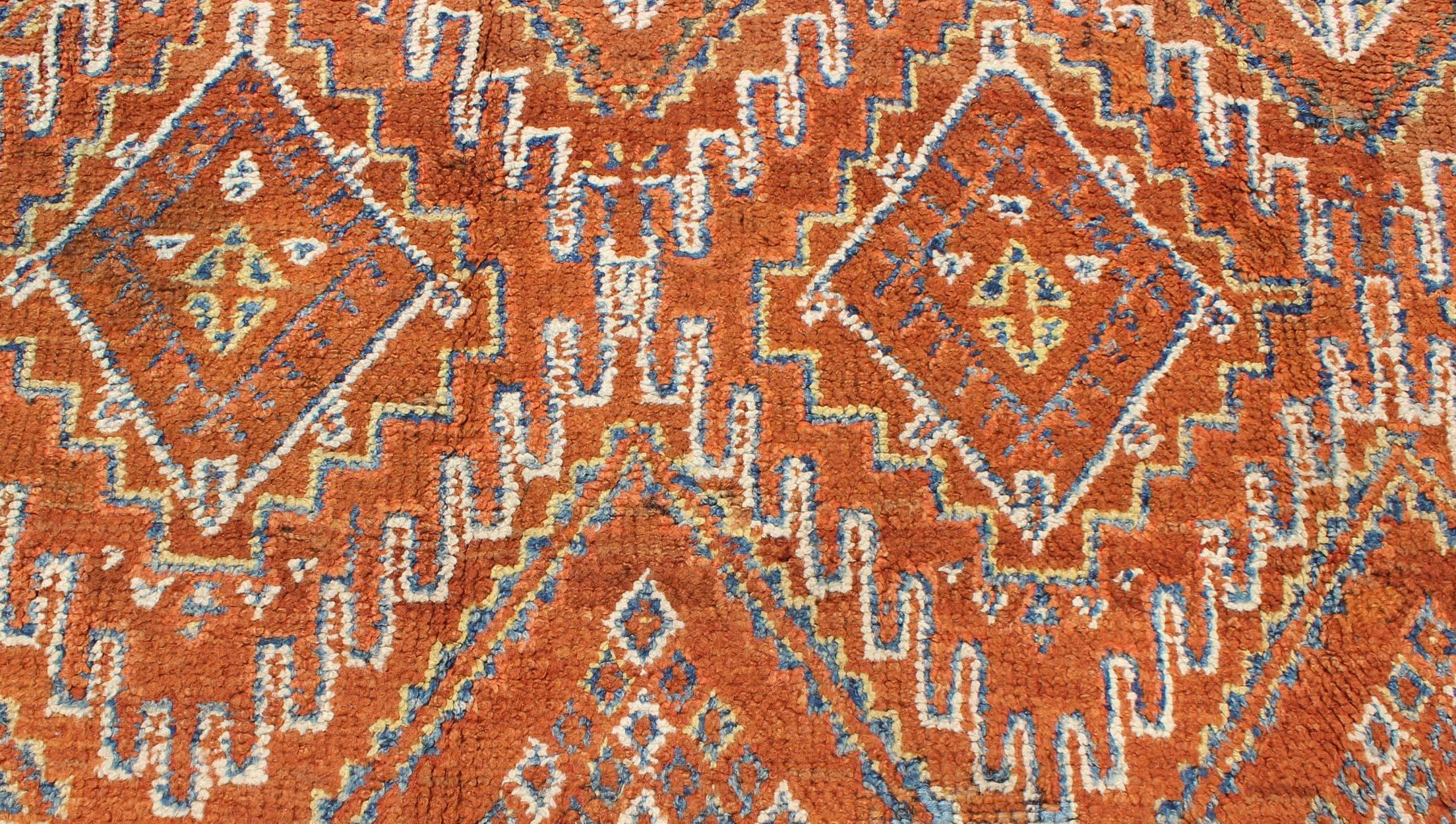 Antiker marokkanischer Teppich mit Diamanten und geometrischen Geometrien  in Braun, Rot, Orange, Grün im Angebot 1