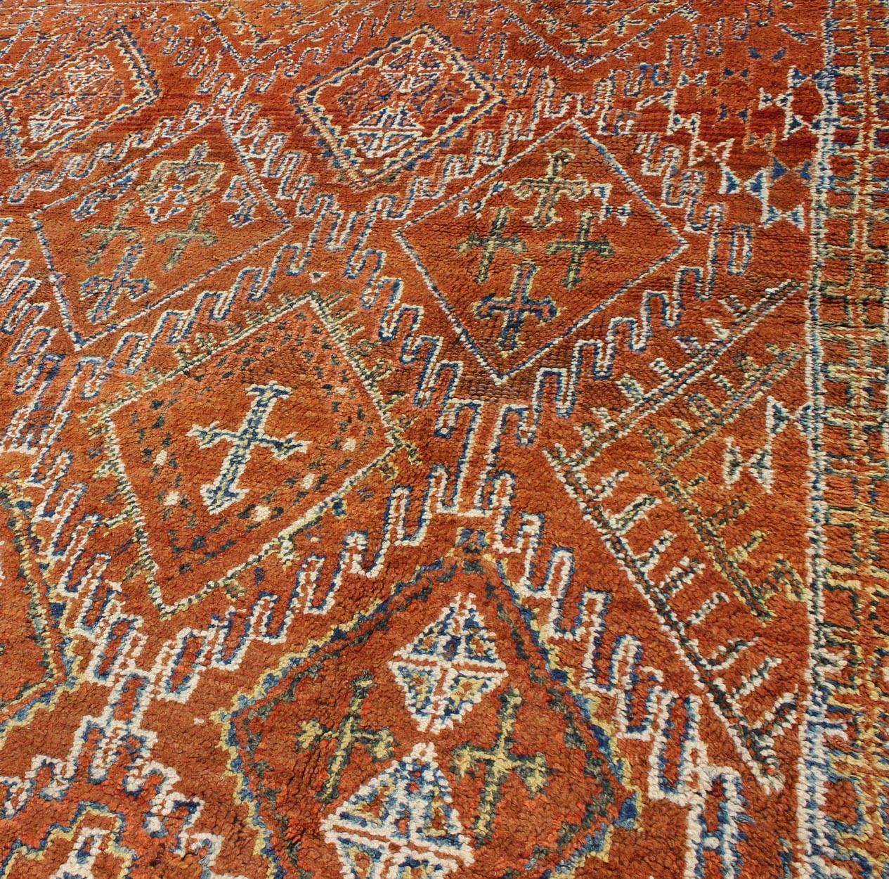 Antiker marokkanischer Teppich mit Diamanten und geometrischen Geometrien  in Braun, Rot, Orange, Grün im Angebot 2