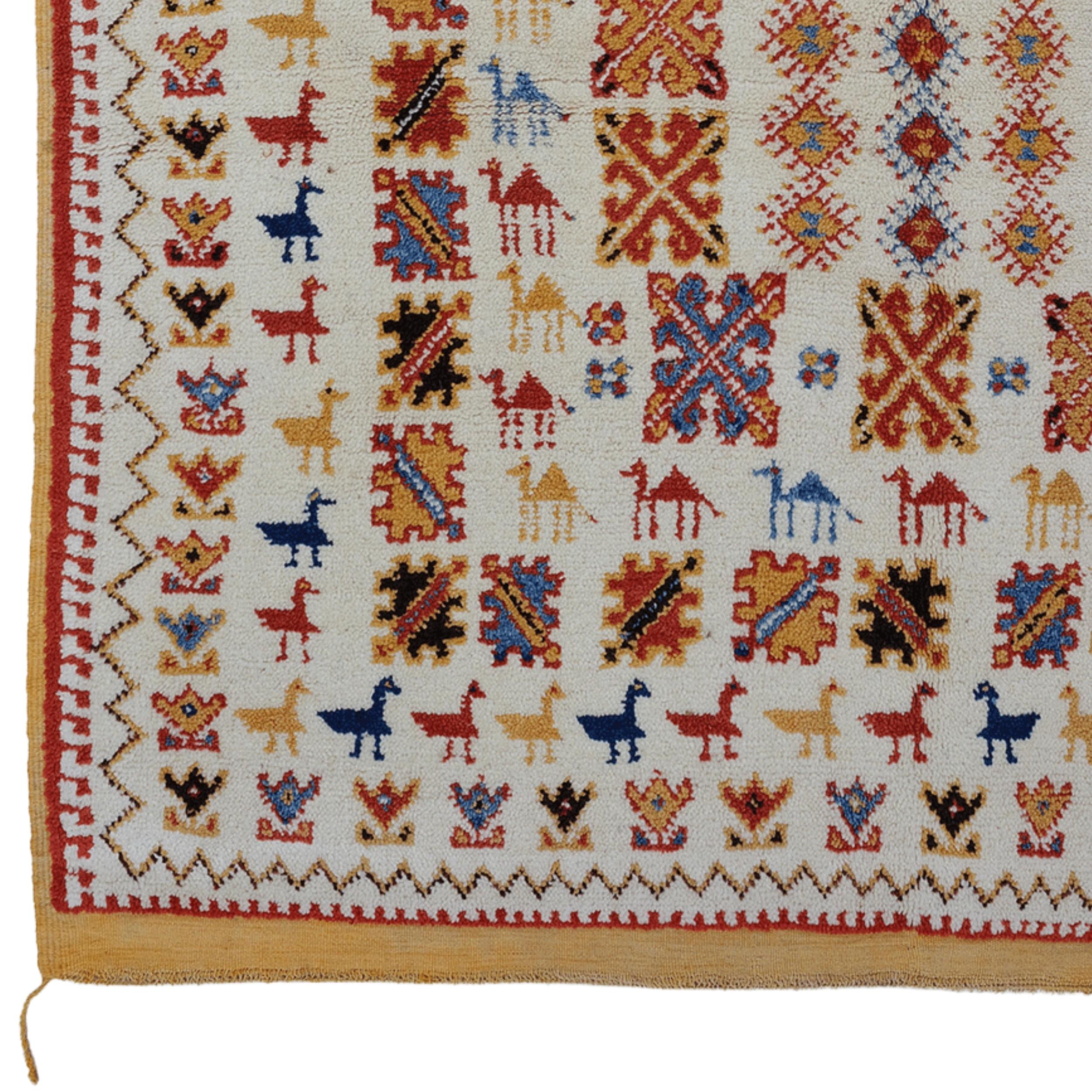 Questo magnifico tappeto marocchino antico aggiungerà calore e carattere alla tua casa grazie alla sua ricca eredità culturale e al suo design elegante. Con ogni filo, i suoi motivi sapientemente realizzati e i colori vivaci, questo tappeto è