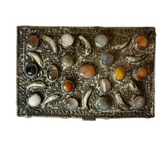 Caja marroquí antigua de filigrana y piedras semipreciosas