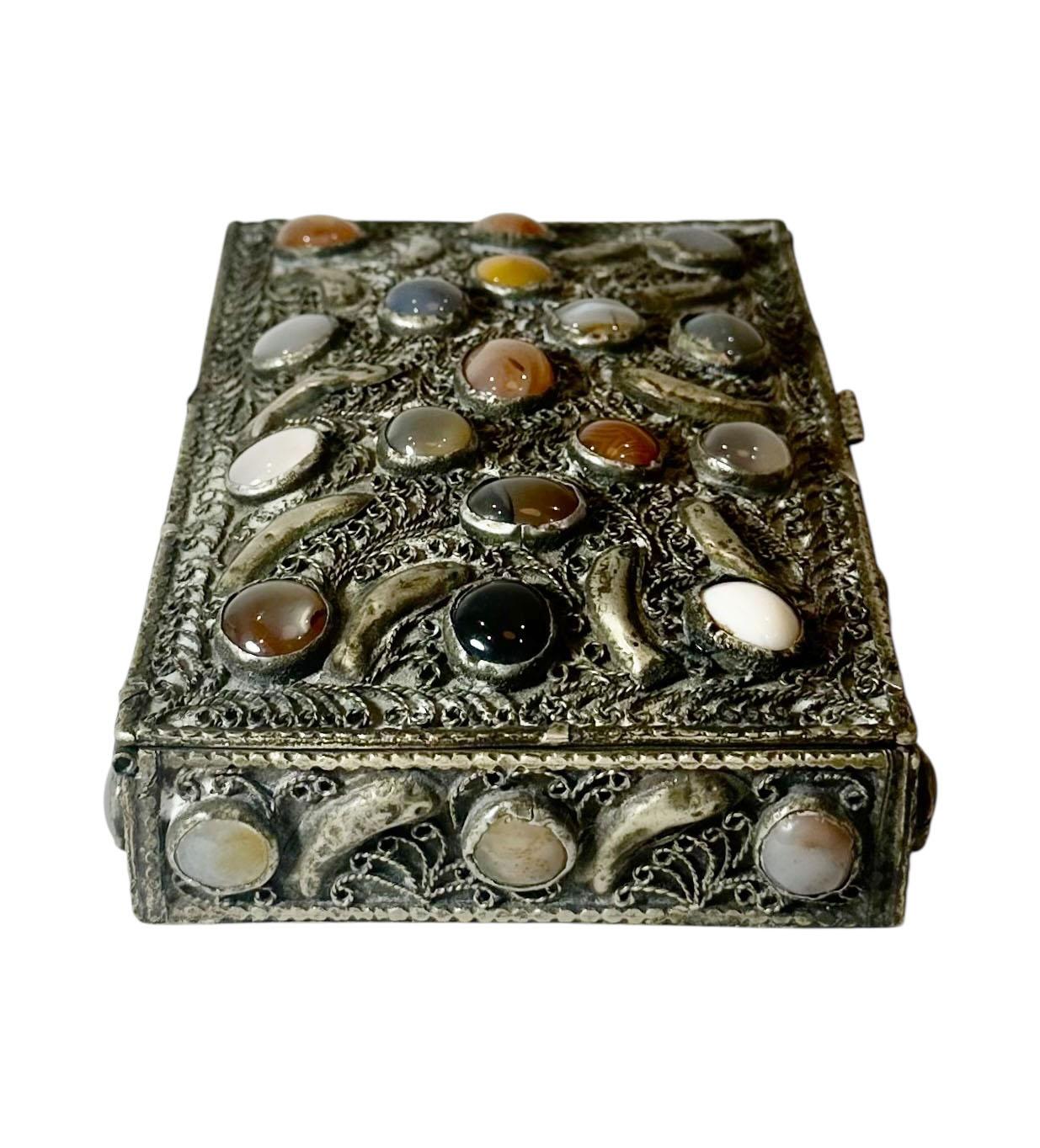 Marocain Ancienne boîte marocaine en pierres semi-précieuses et filigrane en vente