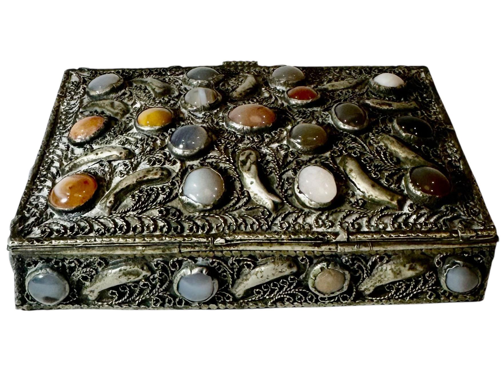 Ancienne boîte marocaine en pierres semi-précieuses et filigrane Bon état - En vente à Tampa, FL