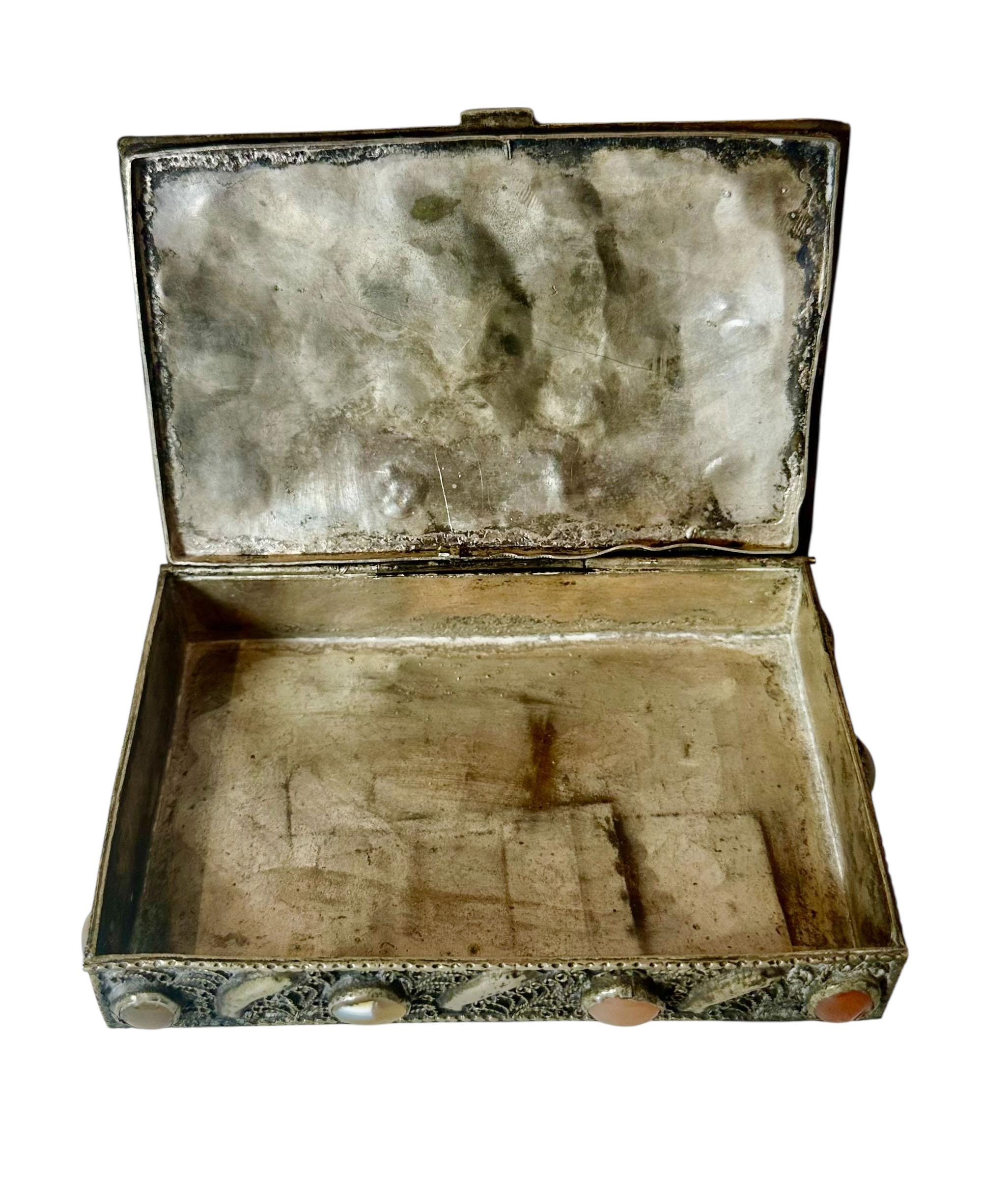 Ancienne boîte marocaine en pierres semi-précieuses et filigrane en vente 1