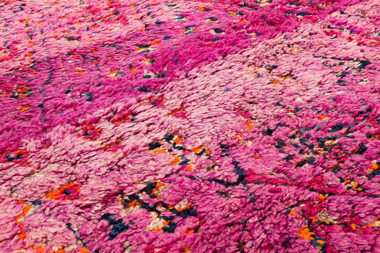 Tappeto antico viola Beni Mguild in lana marocchina Shag Midcentury Diamond Area Rug in vendita 2