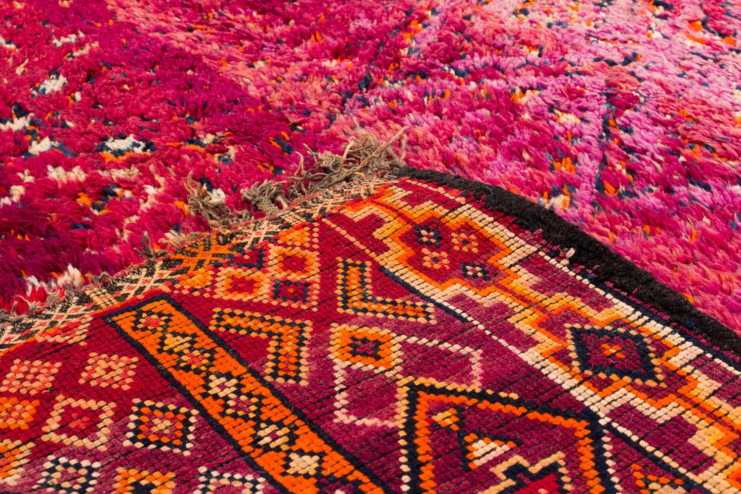Mid-Century moderno Tappeto antico viola Beni Mguild in lana marocchina Shag Midcentury Diamond Area Rug in vendita