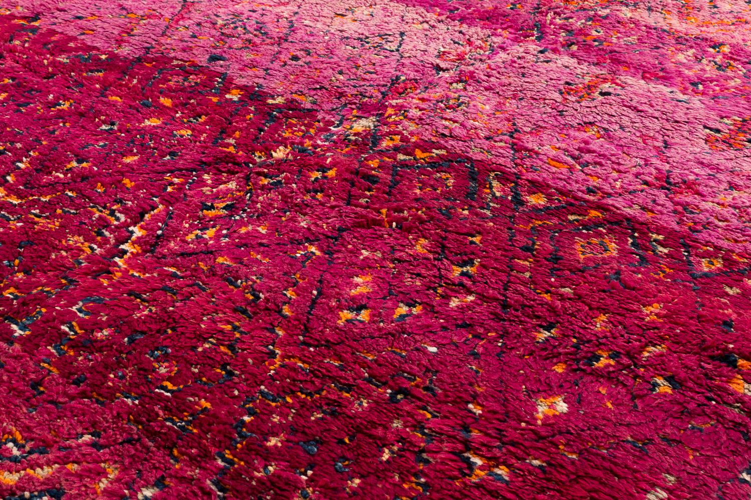 Tessuto a mano Tappeto antico viola Beni Mguild in lana marocchina Shag Midcentury Diamond Area Rug in vendita