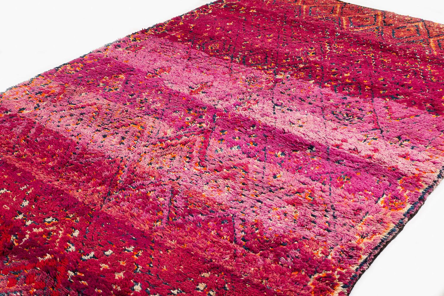 XX secolo Tappeto antico viola Beni Mguild in lana marocchina Shag Midcentury Diamond Area Rug in vendita