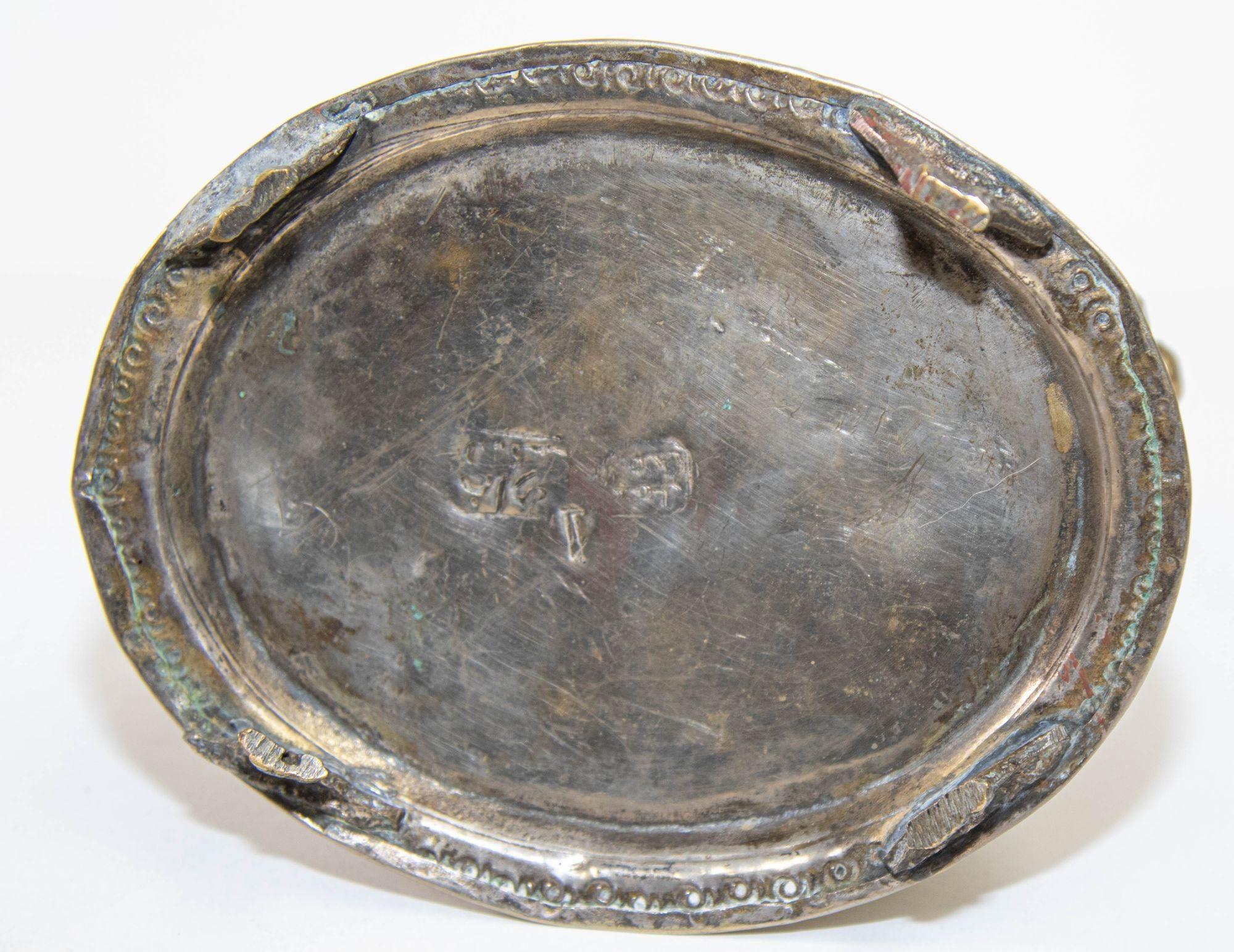 20ième siècle Ancienne boîte à thé marocaine en métal argenté avec pied en vente