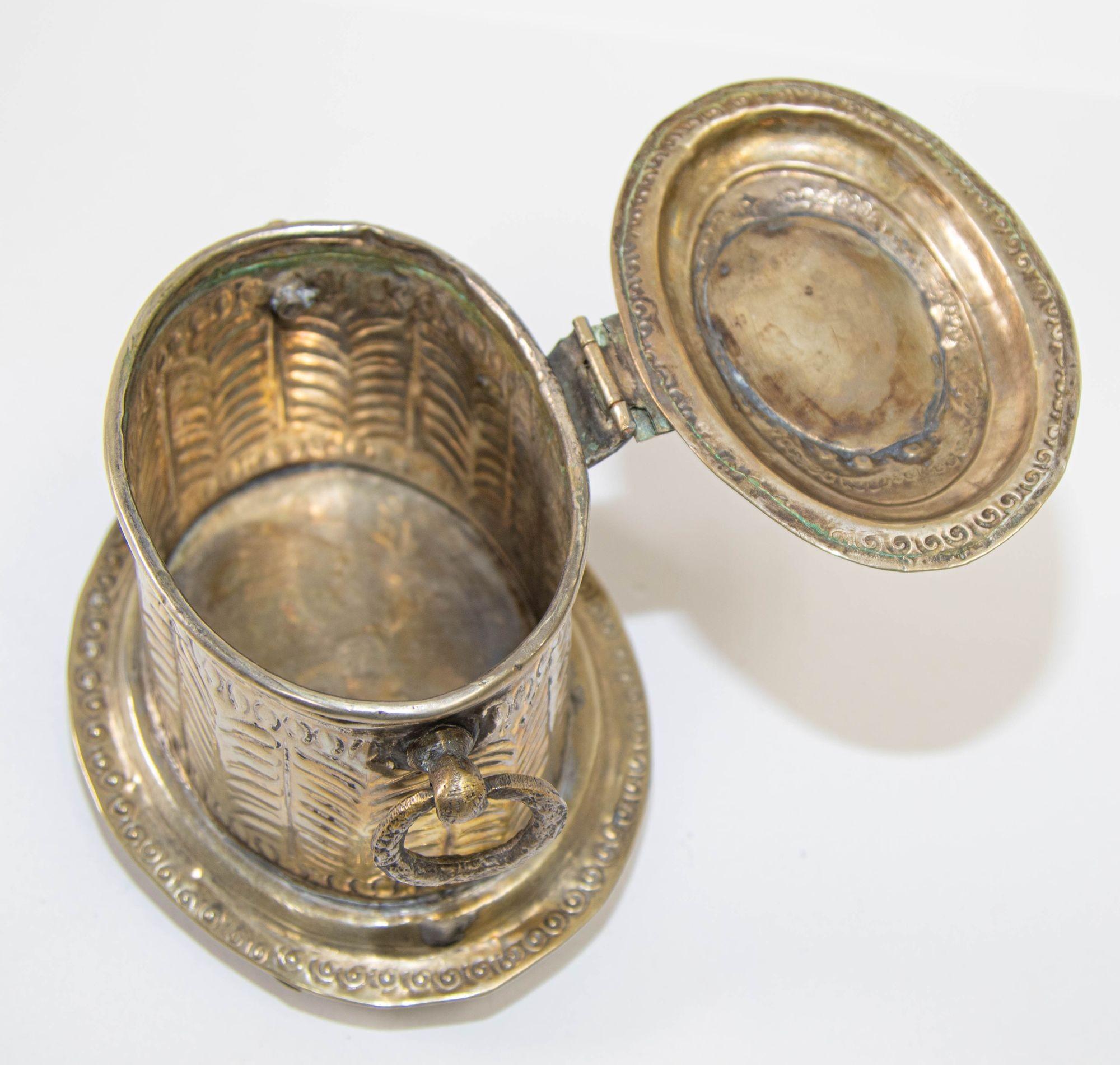 Mauresque Ancienne boîte à thé marocaine en métal argenté avec pied en vente