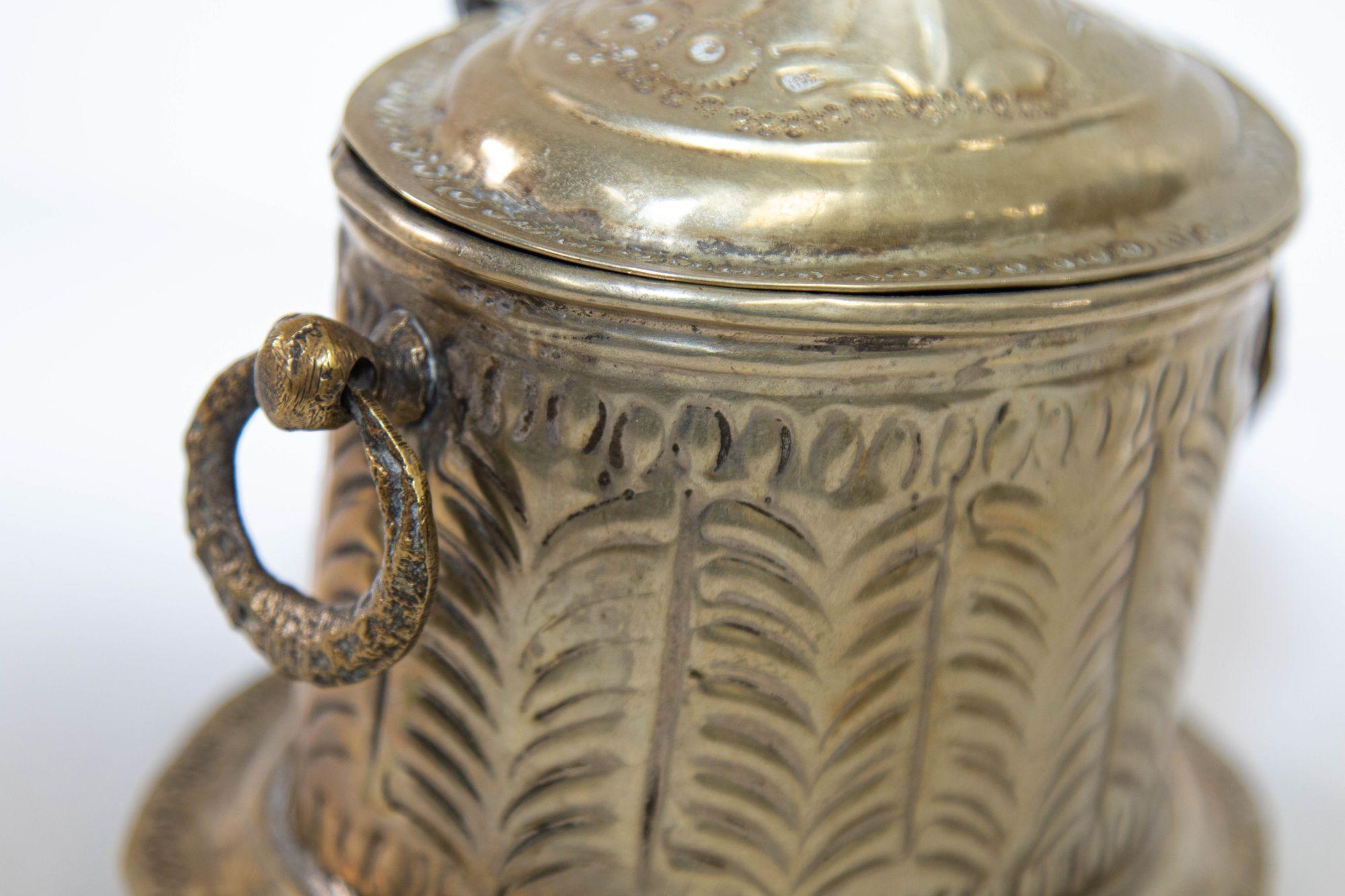 Marocain Ancienne boîte à thé marocaine en métal argenté avec pied en vente