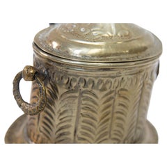 Caja de caramelos marroquí antigua con pie chapada en plata para el té