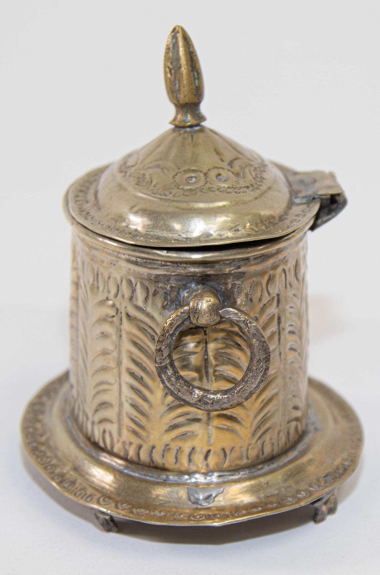 Fait main Ancienne boîte à thé marocaine en métal argenté avec pied en vente