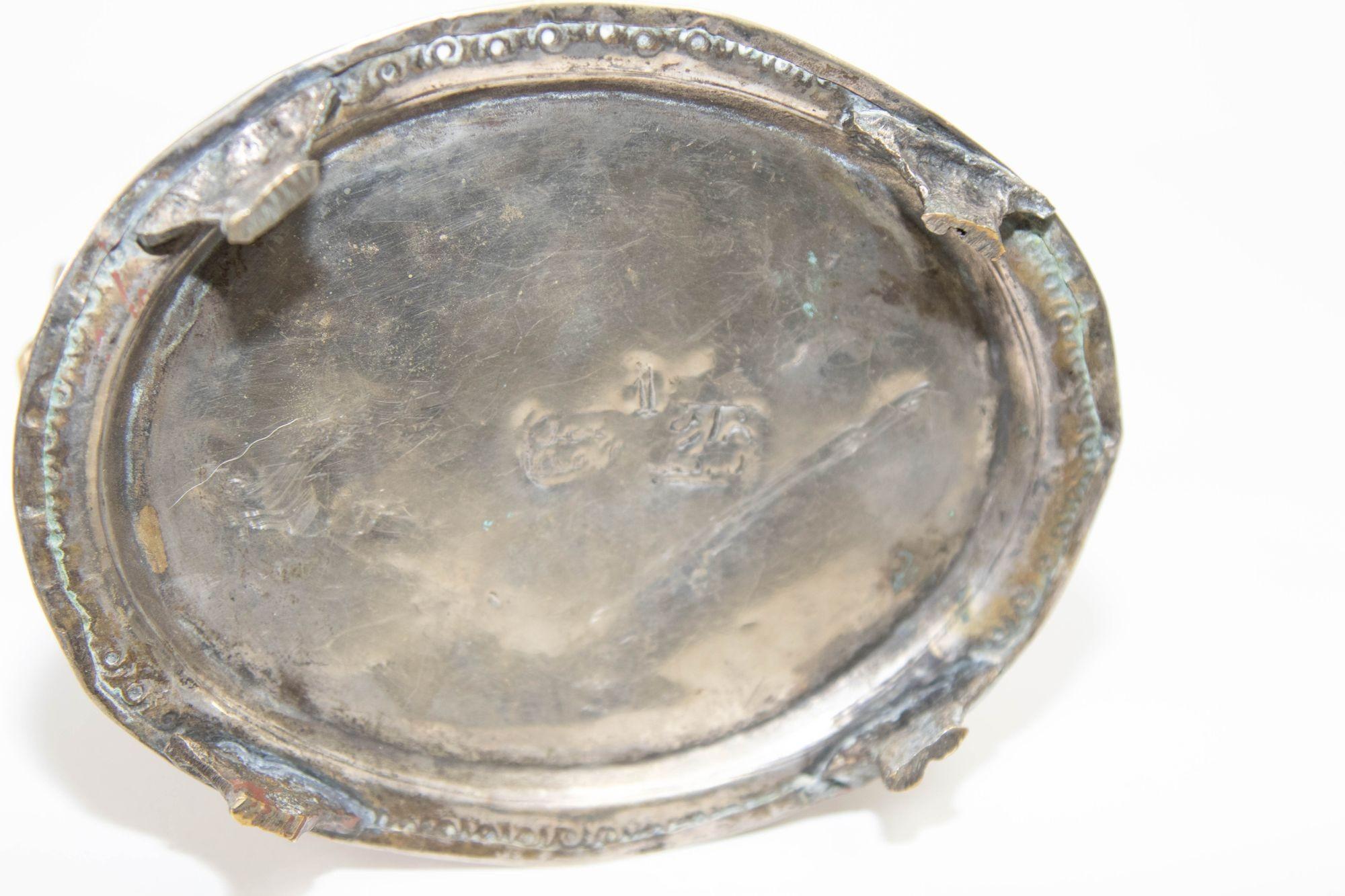 Ancienne boîte à thé marocaine en métal argenté avec pied État moyen - En vente à North Hollywood, CA