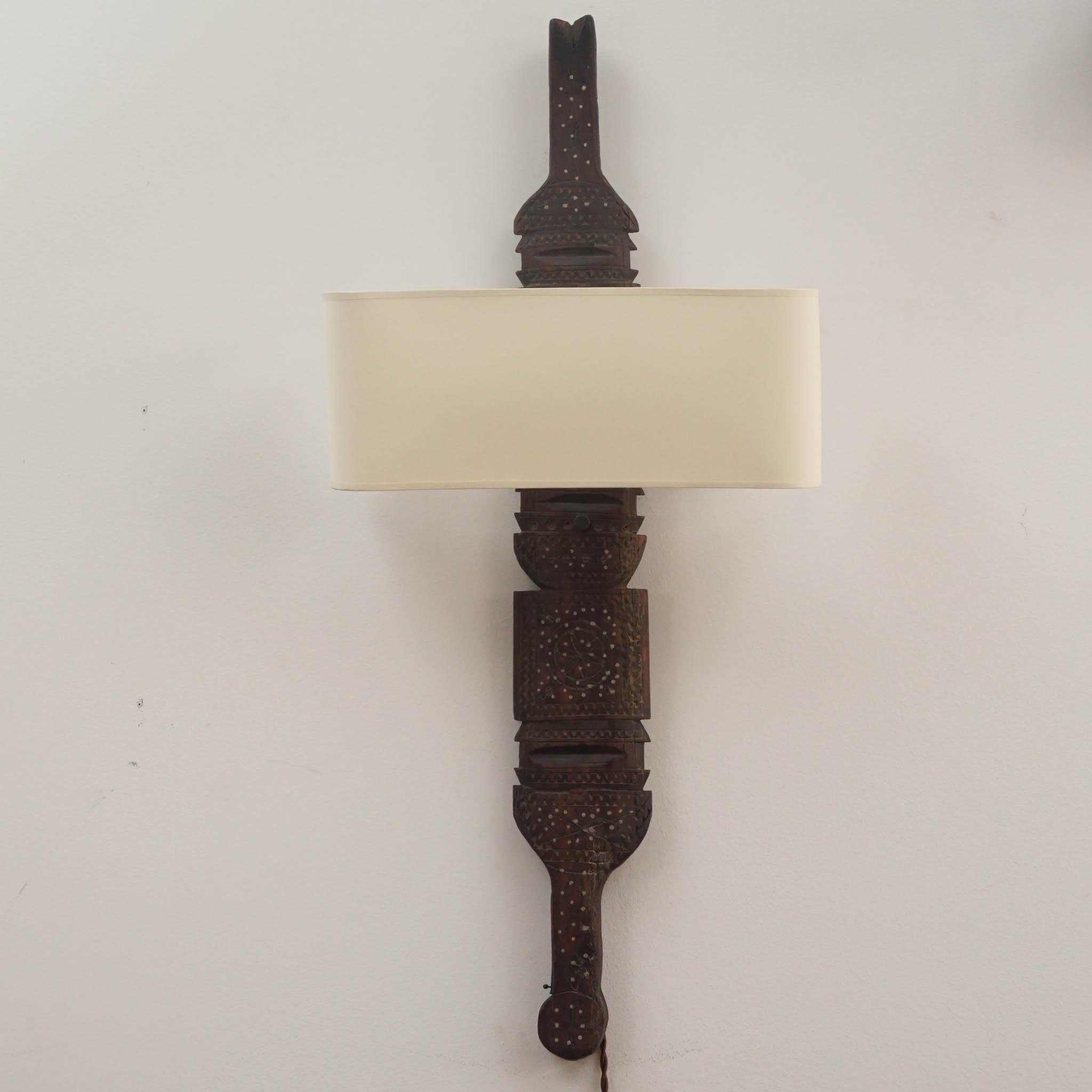 Antike marokkanische Stakes aus Holz zu Holz-Wandleuchtern im Angebot 8