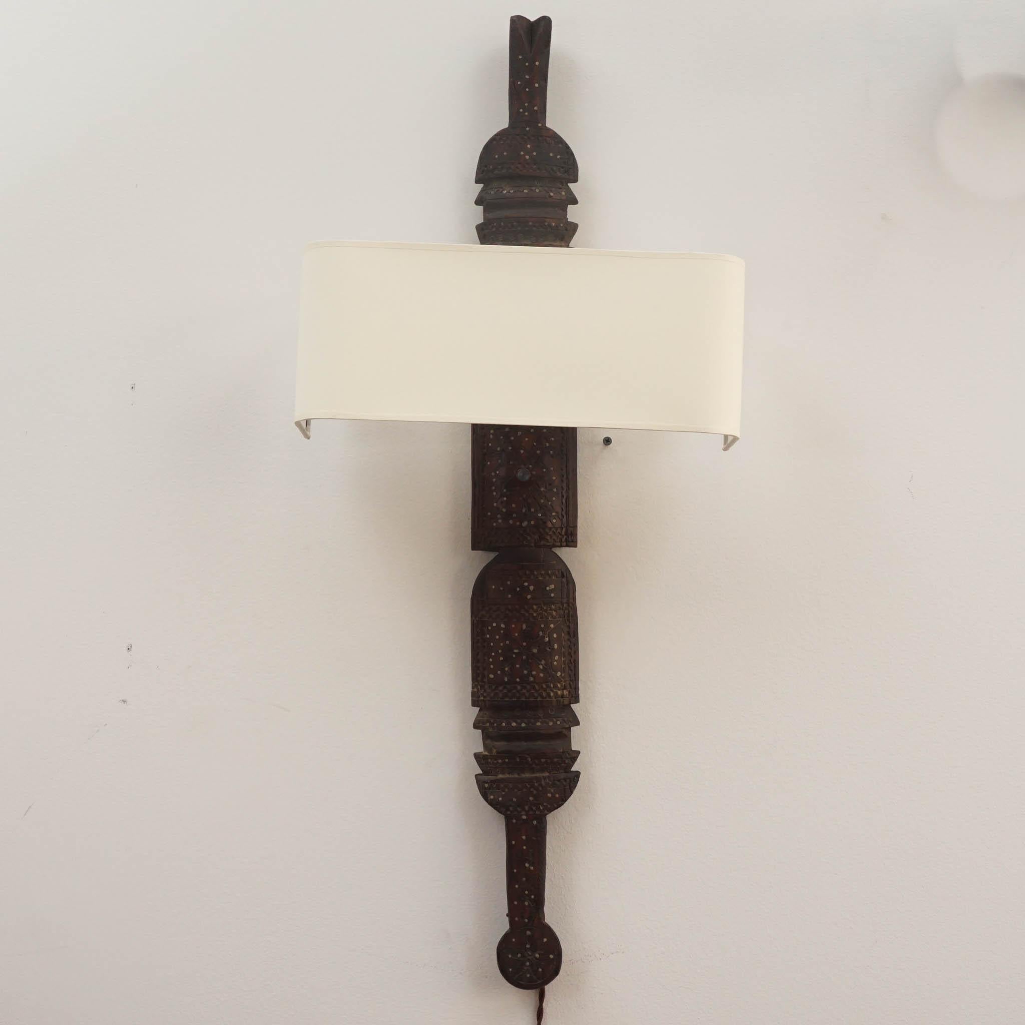 Antike marokkanische Stakes aus Holz zu Holz-Wandleuchtern im Angebot 2