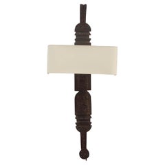 Estacas marroquíes antiguas convertidas en candelabros de madera