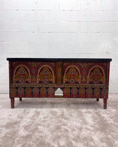 Ancienne commode marocaine vintage fabriquée à la main, bois sculpté berbère