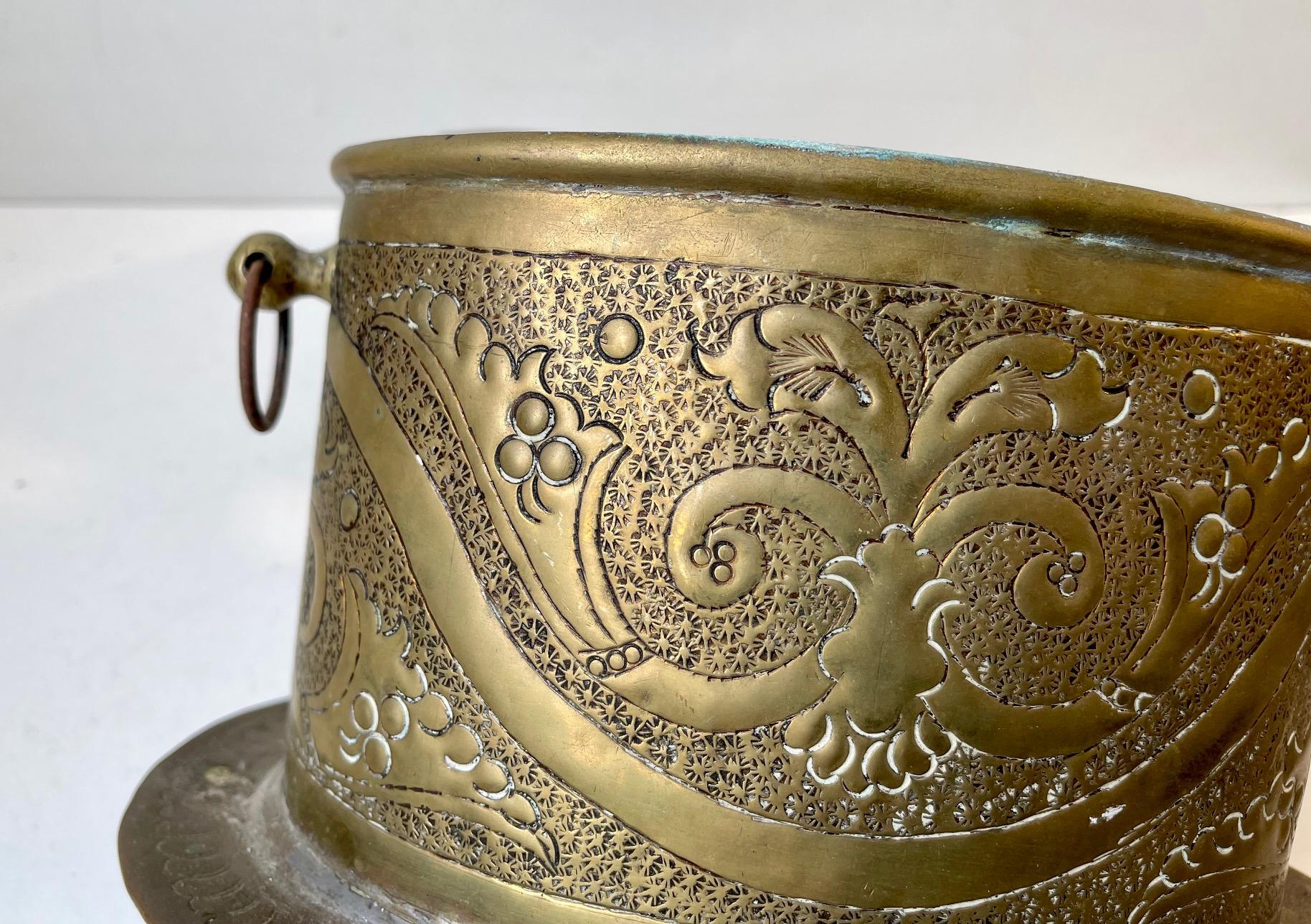 Marocain Ancienne boîte à thé marocaine en laiton, années 1900 en vente