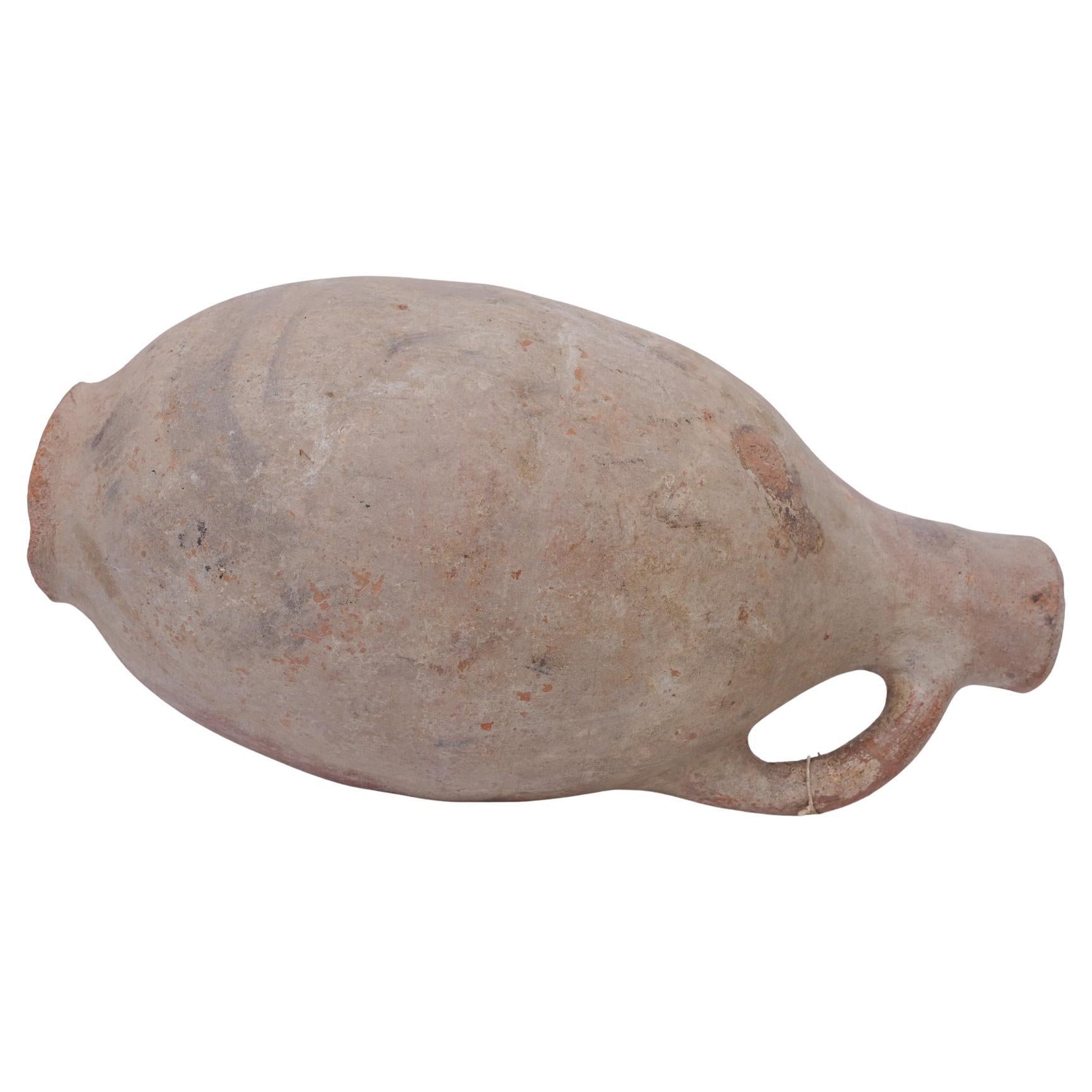 Antica anfora marocchina in terracotta, semplicemente per l'acqua nel deserto.
Ne ho anche altri.



O/2782/9.