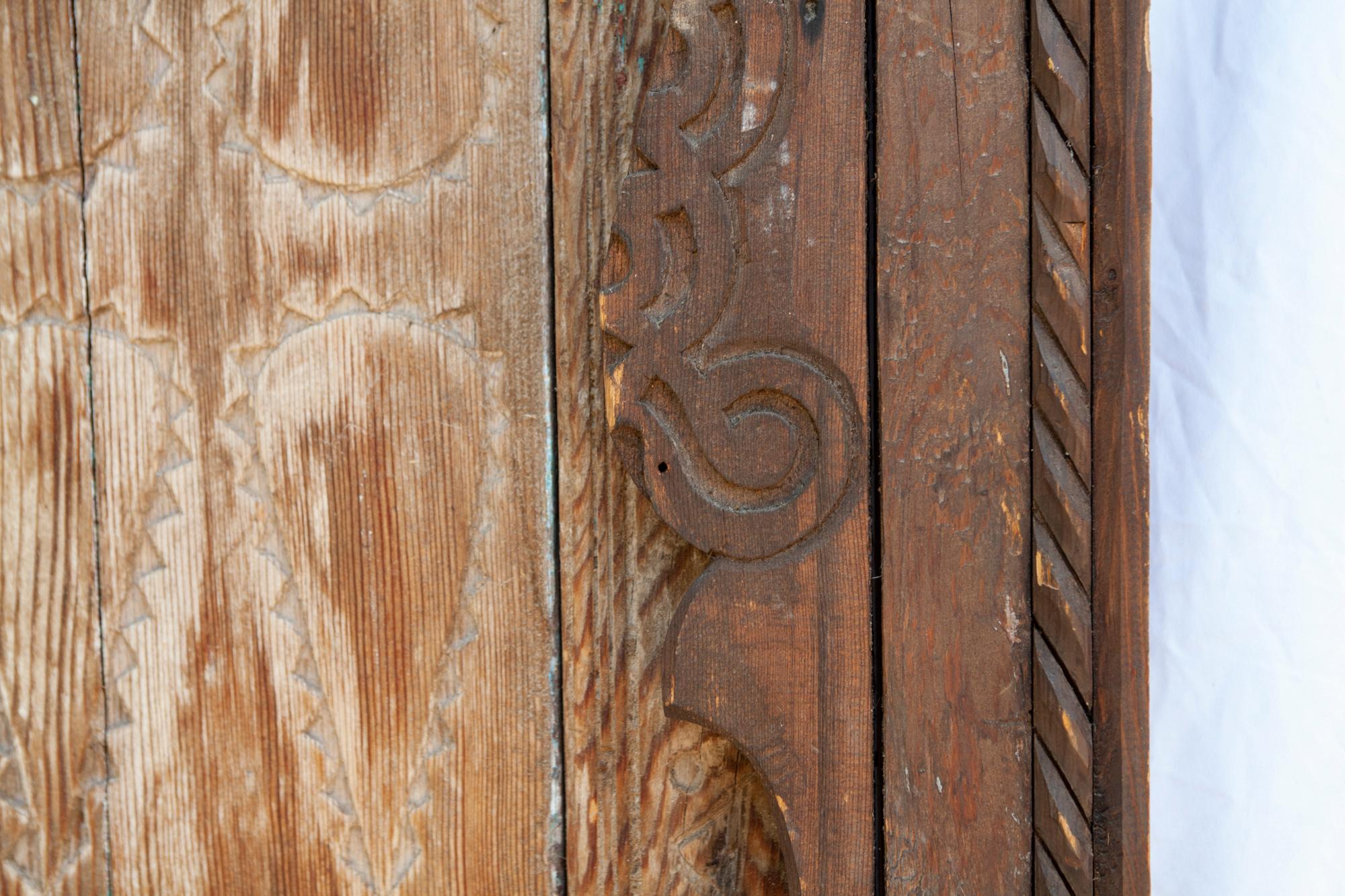 Porte Marocaine Antique ; fait à la main dans une porte en bois vieilli & l'original.  cadre.
La peinture vert pâle vieillie sur le bois vieilli est également d'origine.
Détails sculptés primitifs. Accents métalliques.
 29ʺW × 5ʺD × 96ʺH
