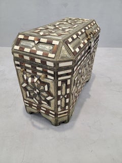 Ancienne commode de rangement marocaine en bois incrusté d'os et métal martelé doublé de cuir