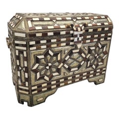 Ancienne commode de rangement marocaine en bois incrusté d'os et métal martelé doublé de cuir