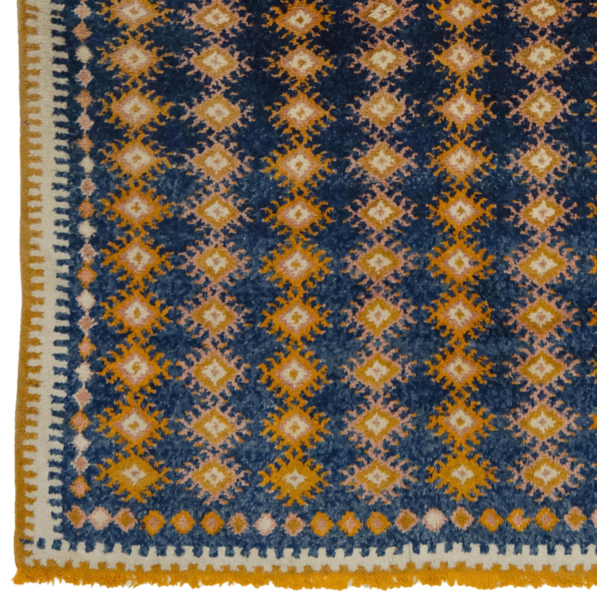 Tapis marocain ancien du 19ème siècle

Ce tapis marocain ancien du XIXe siècle, unique et élégant, est un véritable bijou pour les amateurs d'histoire et d'art. Ce tapis, soigneusement tissé à la main, attire l'attention par ses riches tons bleus et