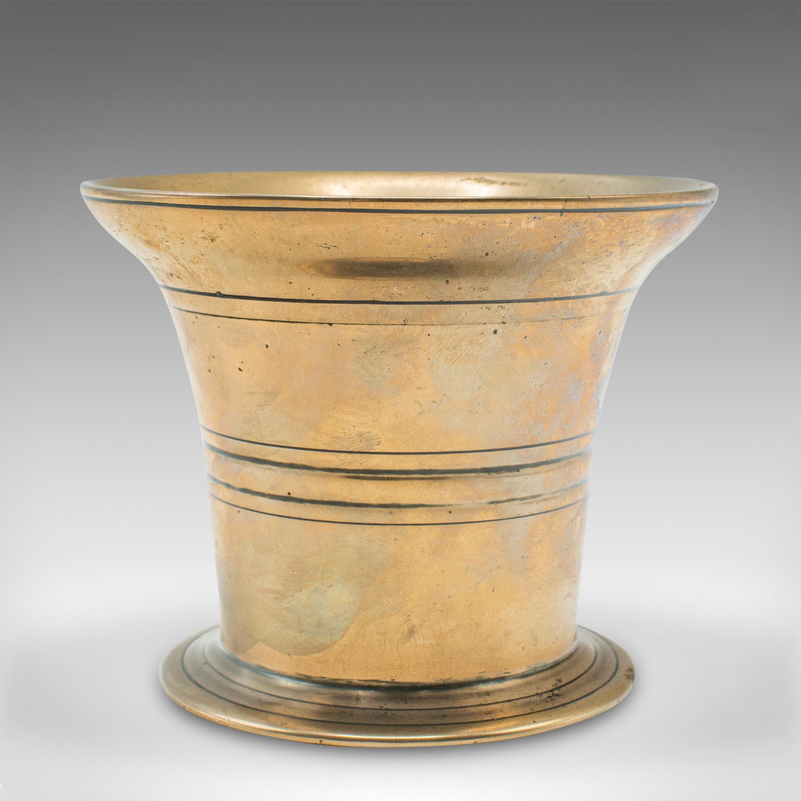 
Il s'agit d'un duo mortier et pilon ancien. Un plat d'apothicaire ou un pot de jardinière décoratif anglais en laiton poli, datant de la période géorgienne, vers 1800.

Mortiers géorgiens pimpants et faciles à exposer
Patine d'ancienneté
