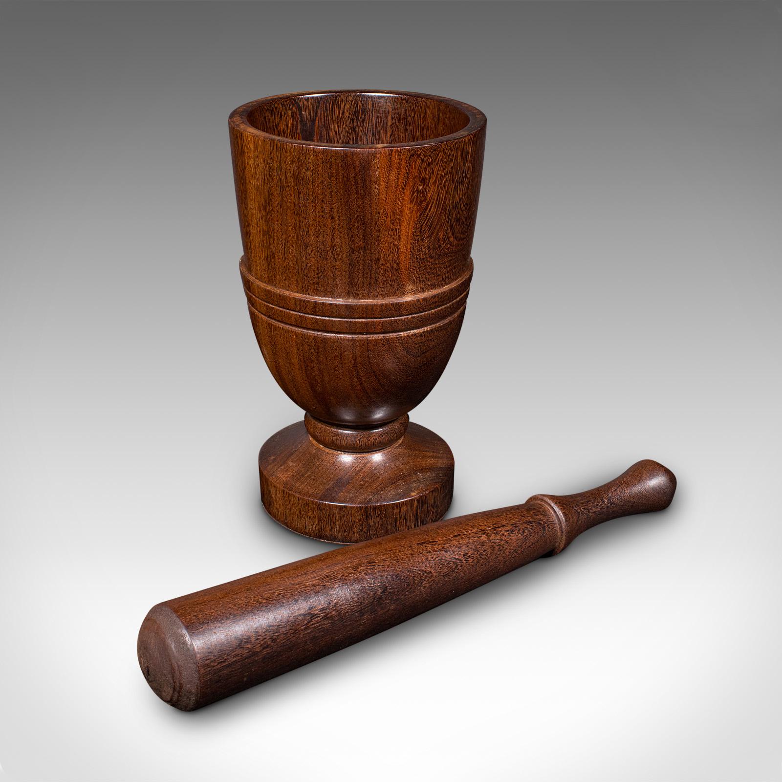 
Se trata de un mortero torneado antiguo. Boticario o utensilio de cocina inglés, de nogal negro, de finales de la época victoriana, hacia 1900.

Conjunto deliciosamente táctil, con gran atractivo cromático y expositivo
Presenta una deseable pátina
