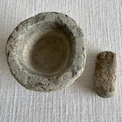 Juego antiguo de mortero y pilón de piedra