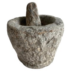 Ensemble de mortier et pilon en pierre antique