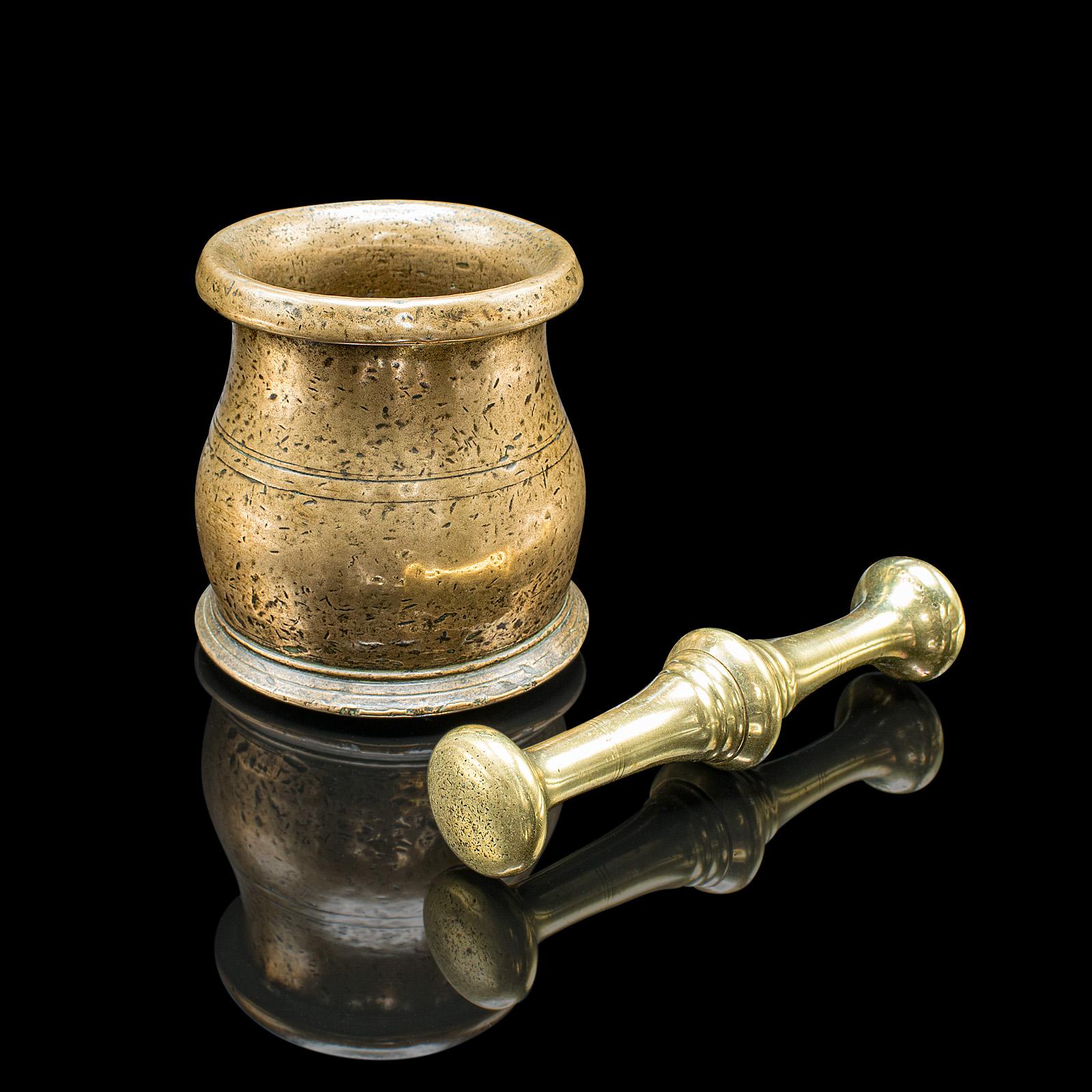 Dies ist ein antiker Mörser und Stößel. Ein englischer Apotheker- oder Küchenhelfer aus Bronze, aus der Mitte des 17. Jahrhunderts und später, um 1670. Ein hervorragendes, geschichtsträchtiges Exemplar aus der Karolingerzeit, das eine wunderbare