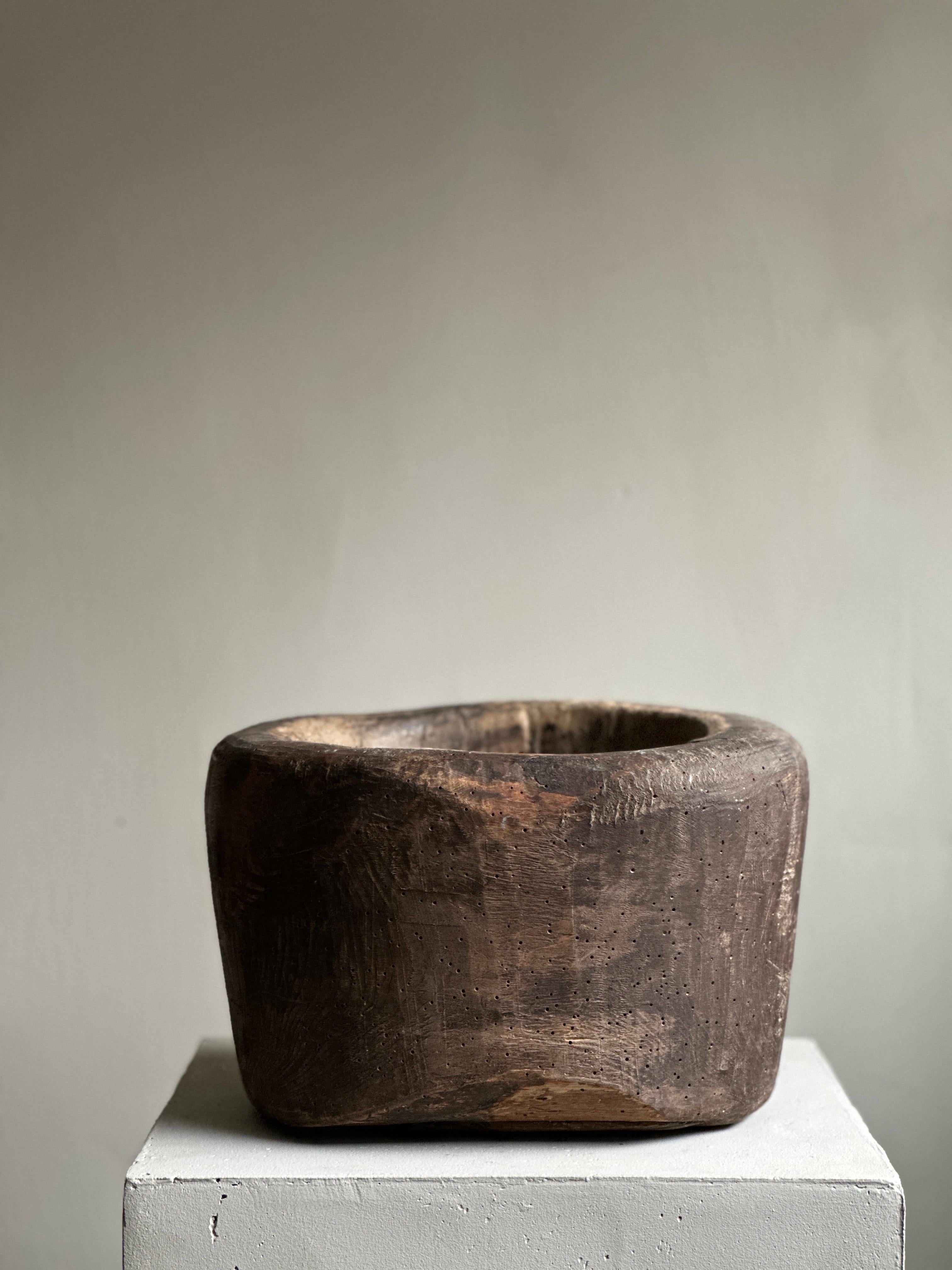 Mortier Wabi Sabi en bois provenant de Scandinavie, vers les années 1800. En bon état vintage, avec une belle patine d'âge et d'utilisation.