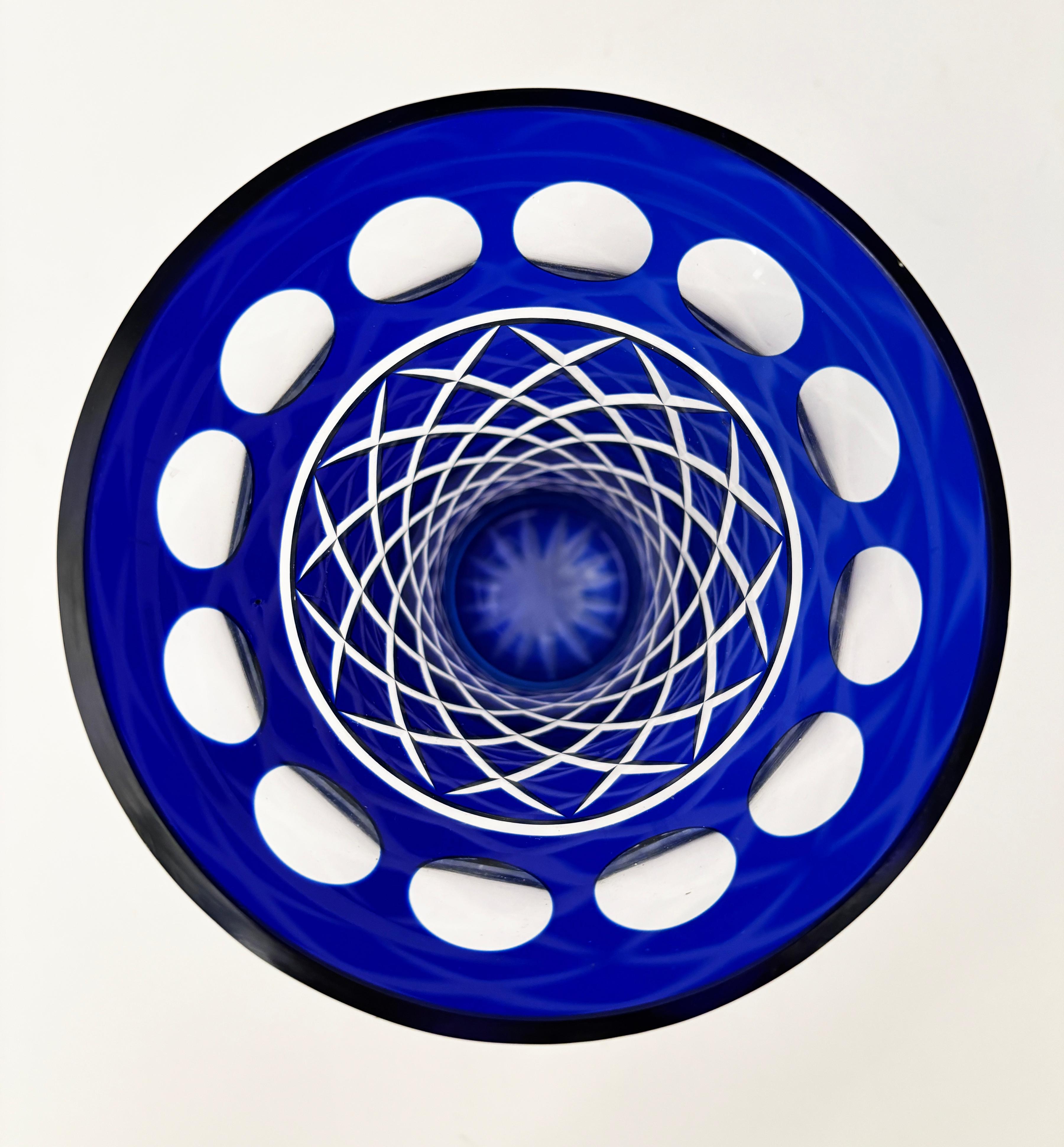 20ième siècle Vase de Bohème antique Moser bleu cobalt à transparent en vente