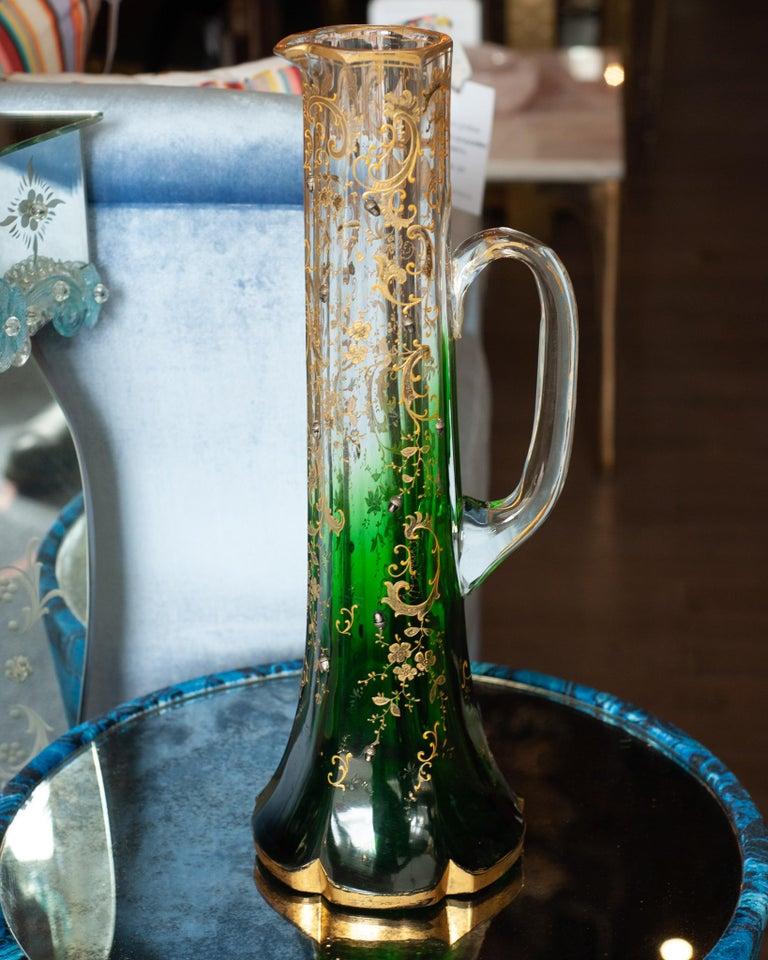 Antiguo Aguamanil Moser Transparente a Verde con Dorado Ornamentado y Motivos de Bellota Checo en venta