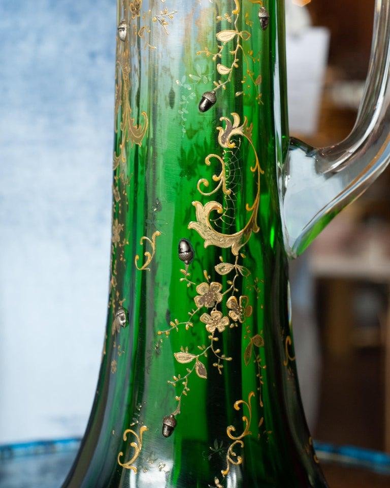 Antiguo Aguamanil Moser Transparente a Verde con Dorado Ornamentado y Motivos de Bellota en Bueno estado para la venta en Toronto, ON
