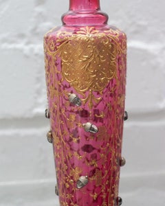 Antico vaso Moser Cranberry Bud con doratura ornata e motivi a ghianda