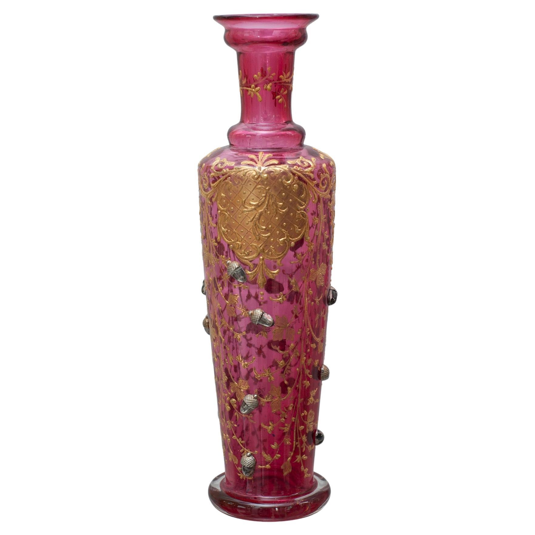 Vase ancien à bourgeons en canneberge de Moser avec dorure ornée et motifs de glands
