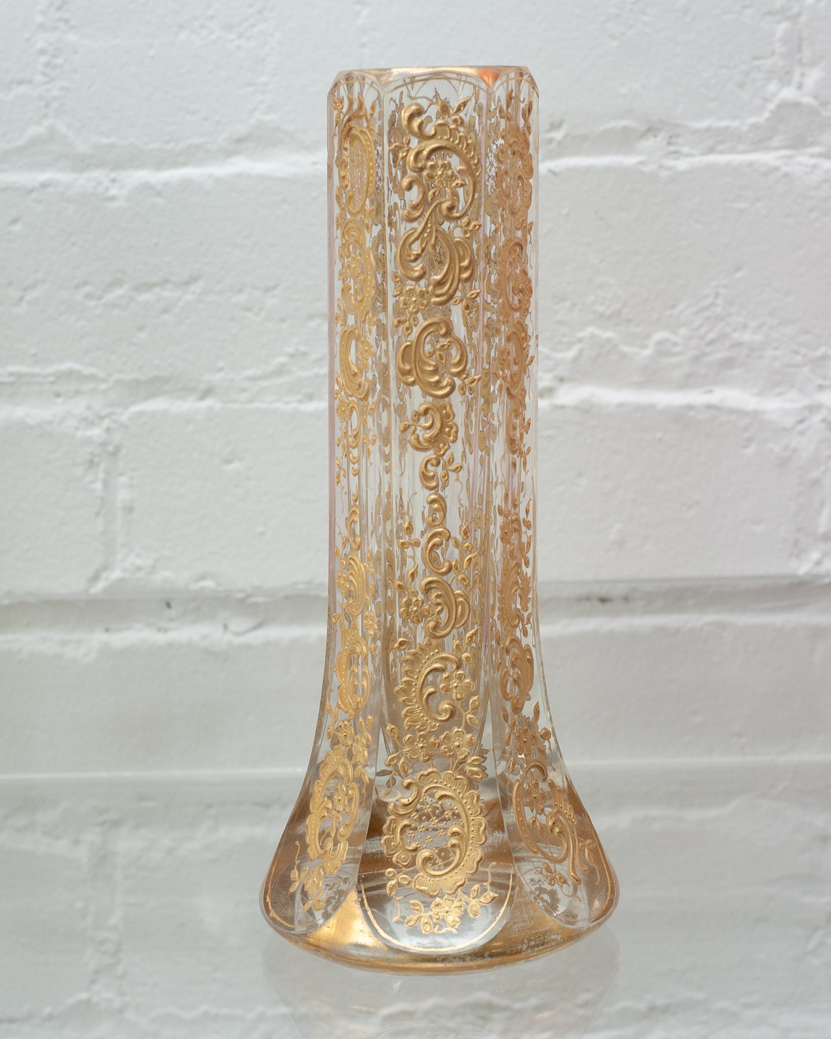 Un étonnant vase évasé en cristal Moser avec une dorure élaborée et lourde. Un parfait vase à bourgeons, ce récipient est aussi beau vide que rempli. Qualité très robuste et solide.
