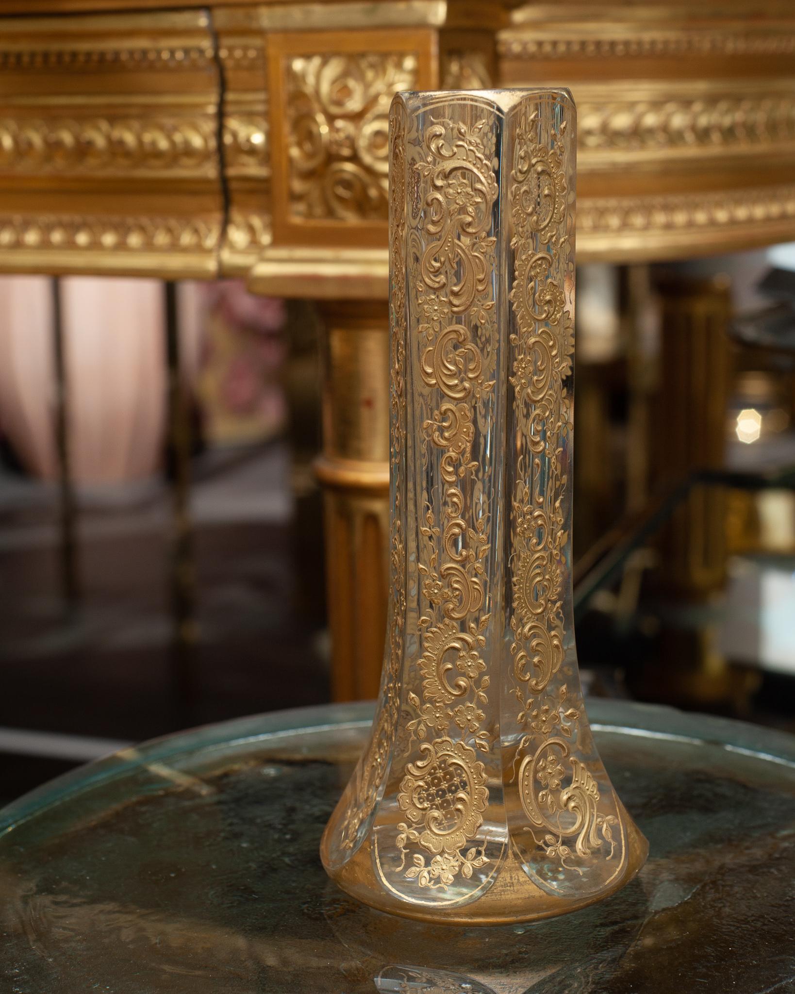 Tchèque Vase ancien en cristal transparent évasé Moser avec de lourds dorures en vente