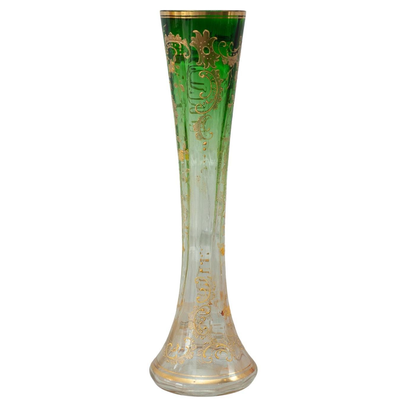 Vase ancien Moser évasé en cristal émeraude vert émeraude à transparent avec dorure ornée